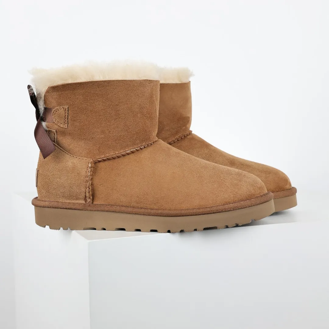 Pick up locally 💰560 The core recommendation is good price UGG bailey MiNi bow 2.0 series Xiaohongshu hot model Henan Longfeng leather production Sheepskin and fur integration Top quality in the market Waterproof upper material 2-3 cm cashmere insole to keep warm in winter and suitable for home use UUG launches a style series in the new year, partially skewed toward the preferences of young consumers, and also at the forefront of fashion trends Shoe body material Water-repellent coated suede upper 17mm UGGPURE™ implanted wool insole Lightweight non-slip comfortable rubber outsole With brand LOGO Trademark Comes with full packaging Size: 35 36 37 38 39 40